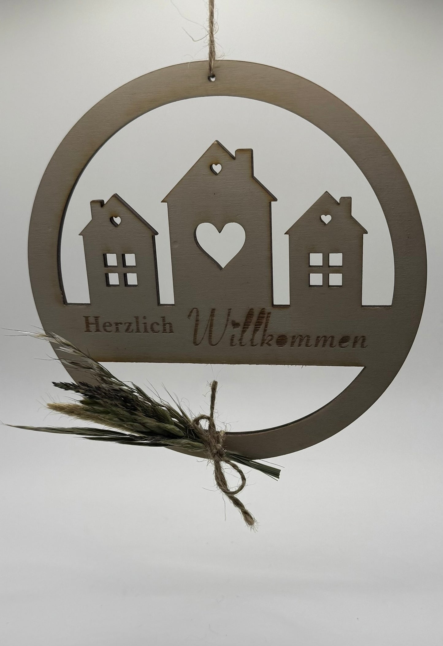 Holzkranz „Herzlich Willkommen“ – Häuserdesign 🏠🤍