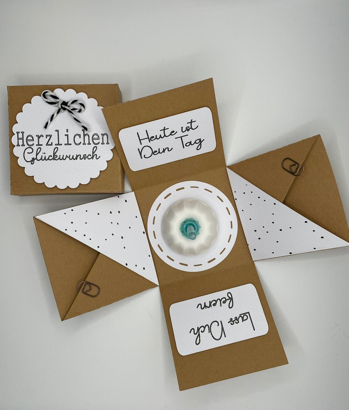 🎁 Explosionsbox „Herzlichen Glückwunsch“ – Mini-Kuchen mit Kerze