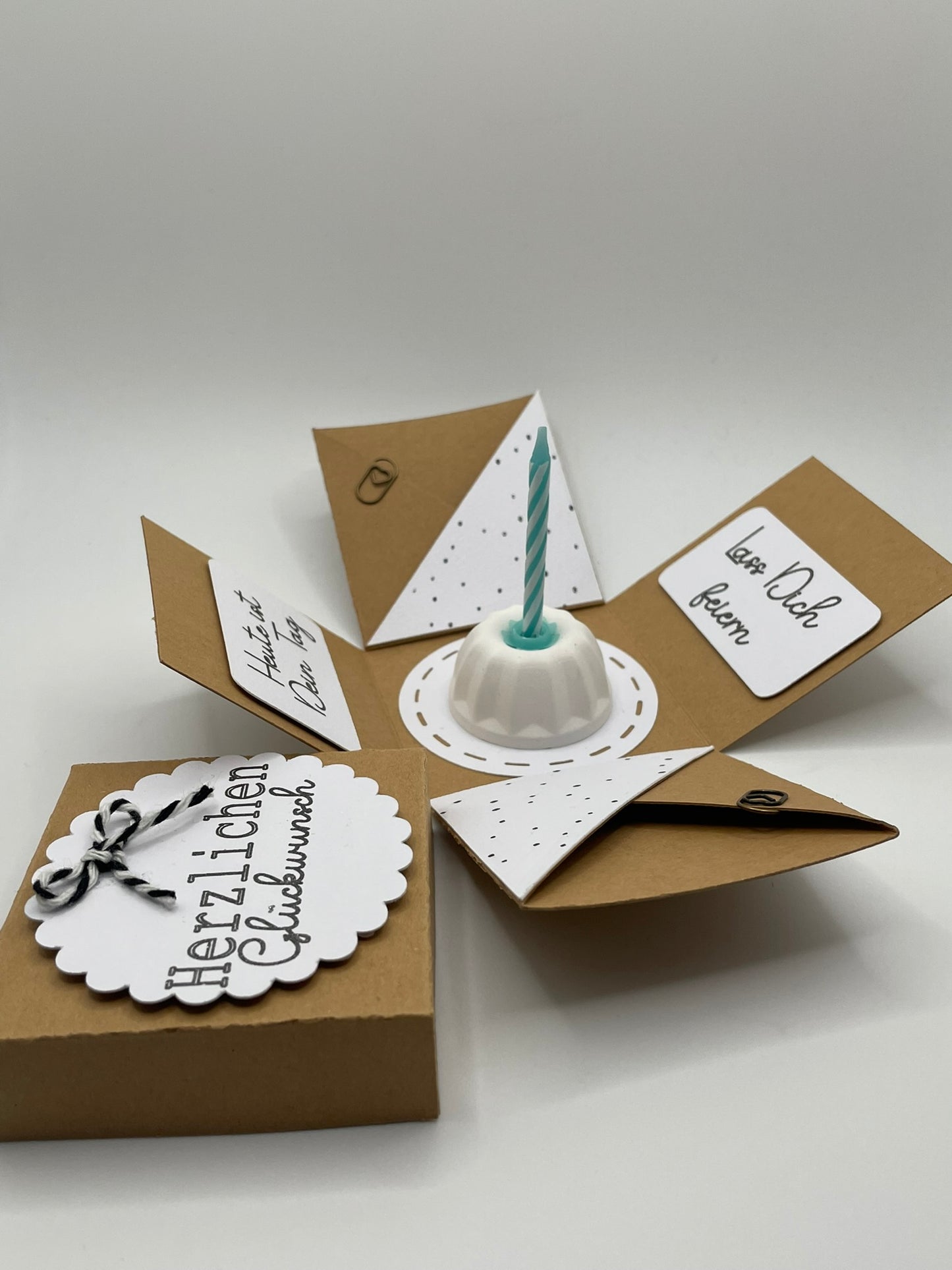 🎁 Explosionsbox „Herzlichen Glückwunsch“ – Mini-Kuchen mit Kerze