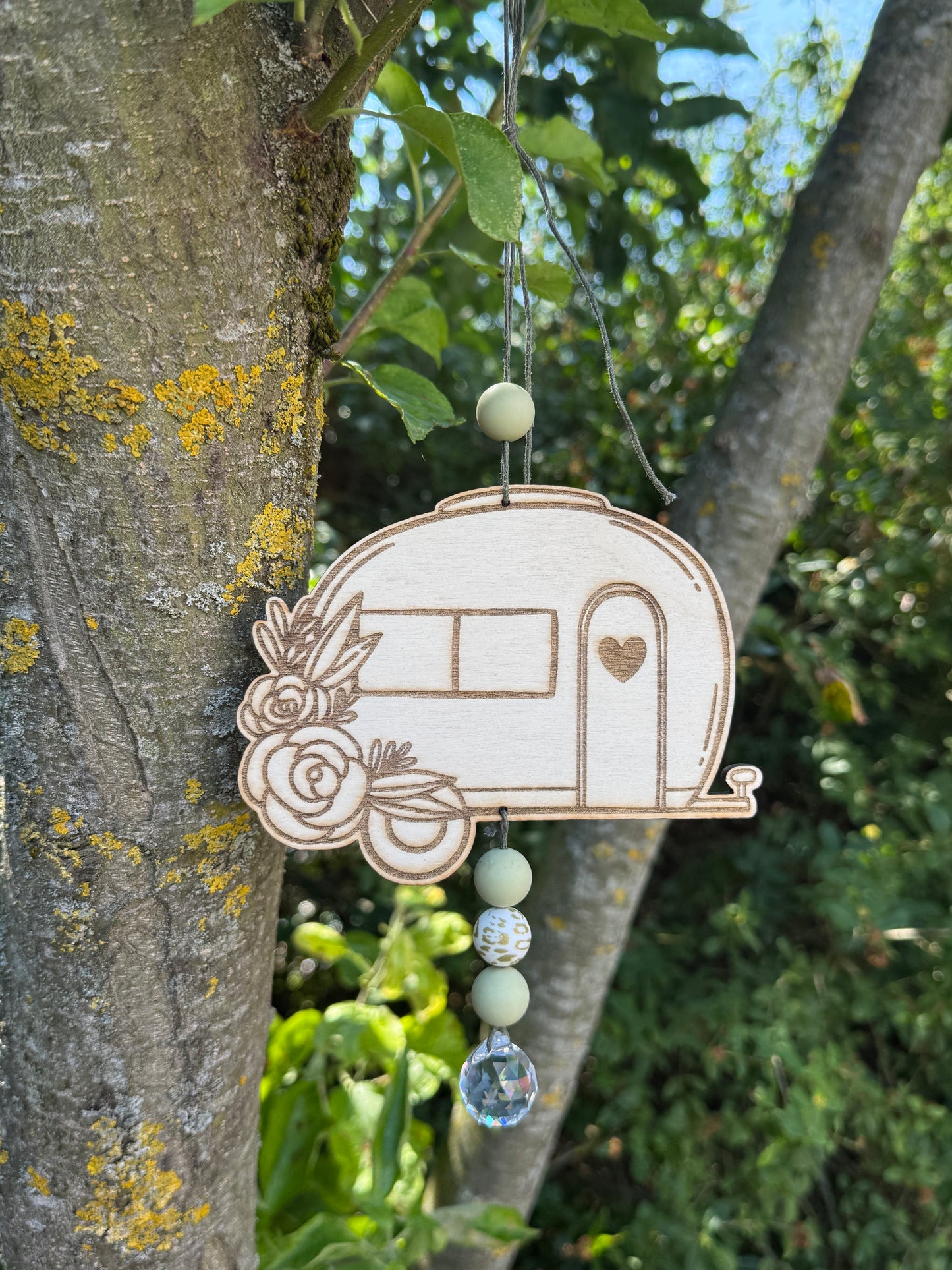 Holzanhänger „Retro-Wohnwagen“ – für Camping- und Naturfreunde 🚐🌸