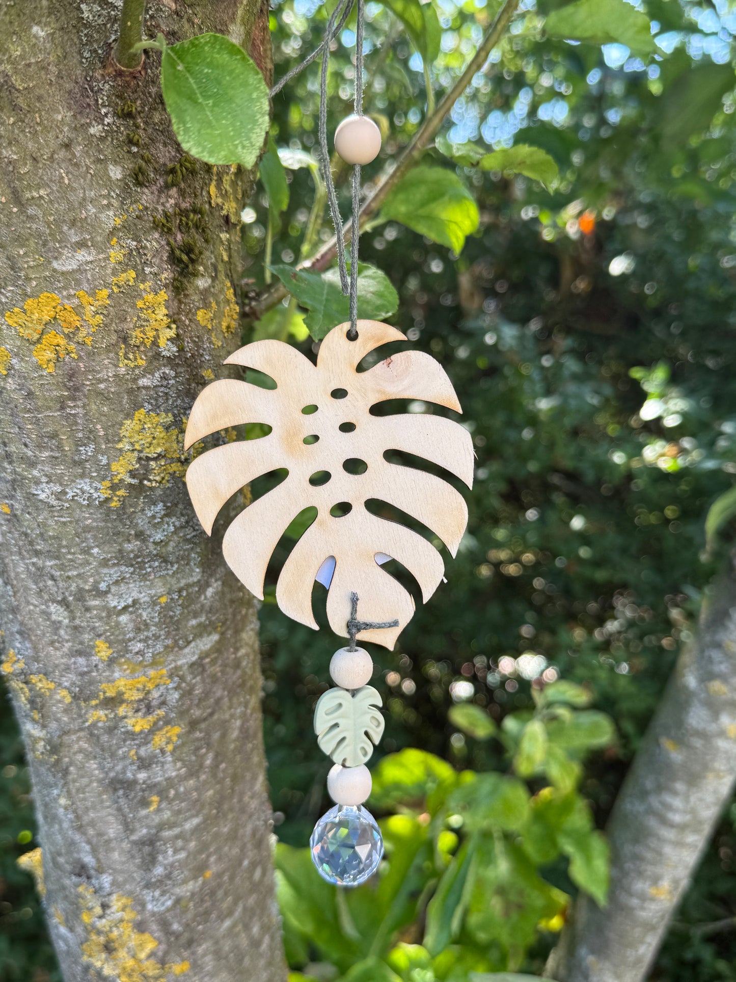 Holzanhänger „Monstera Blatt“ – Natur & Boho-Charme 🍃💎