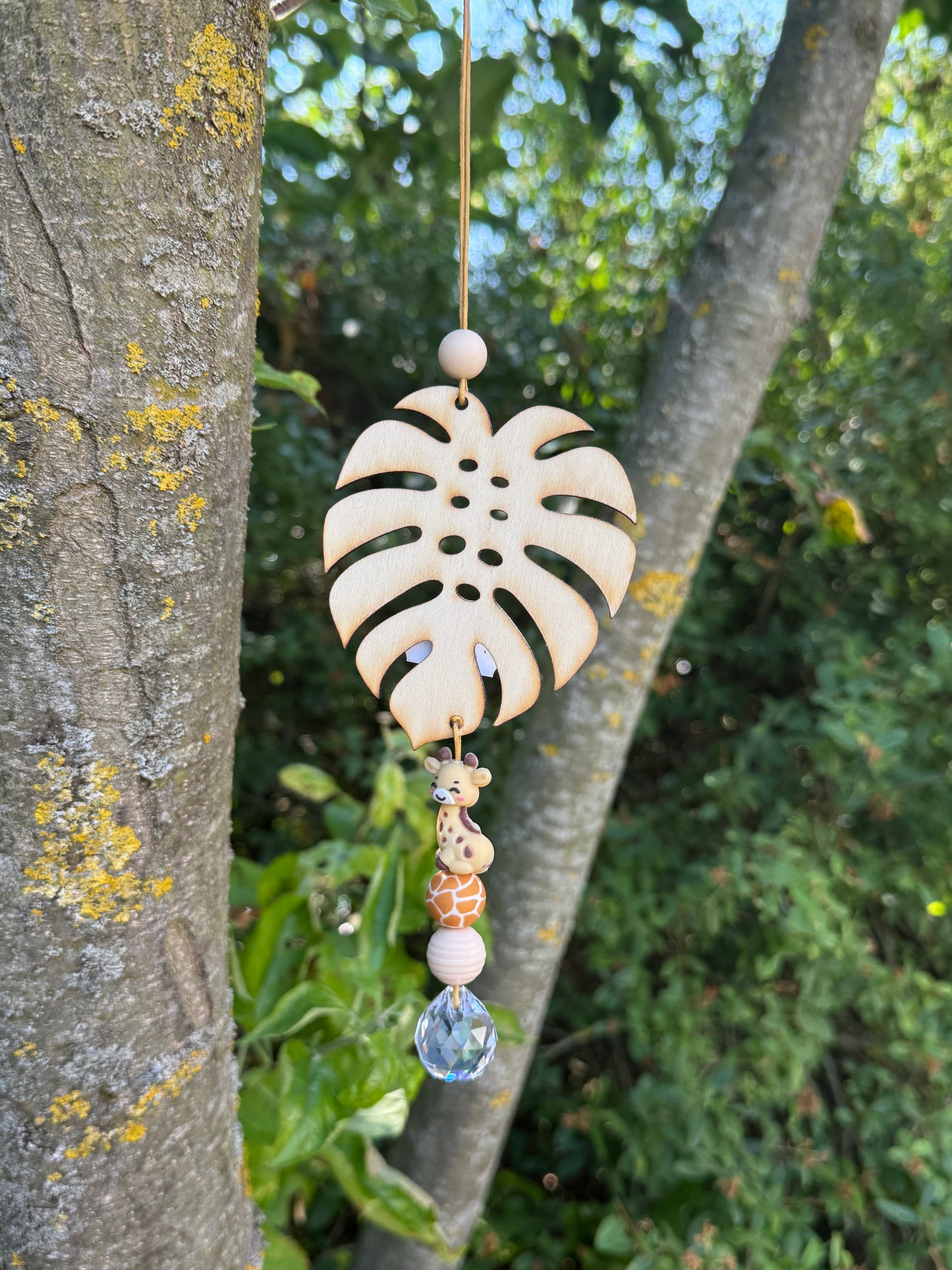 Holzanhänger „Monstera Blatt mit Giraffe“ – verspielte Naturdeko 🍃🦒