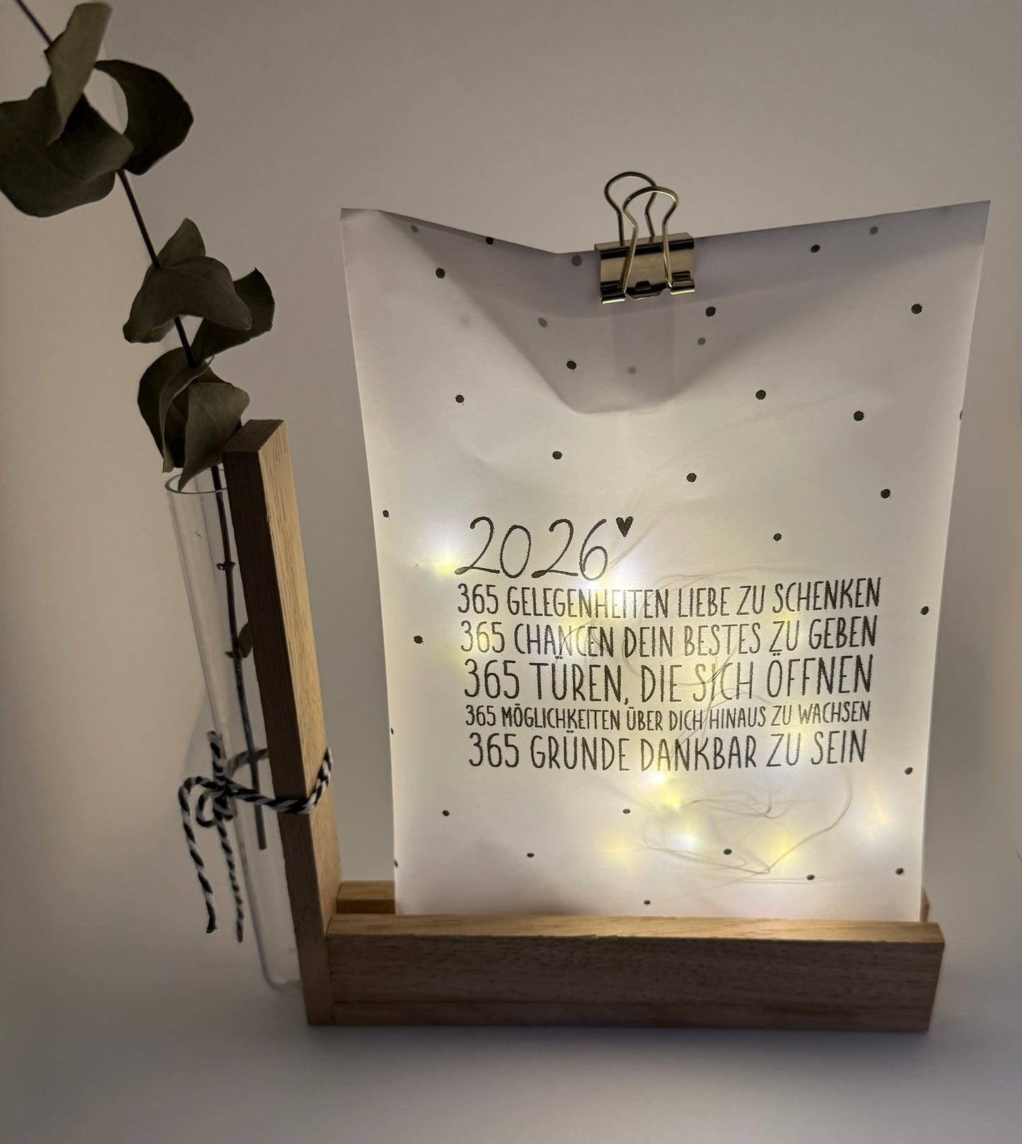 Lichtbotschaft „365 Tage Glück“ – Leuchtbild für 2026 mit Holzständer & Trockenblume