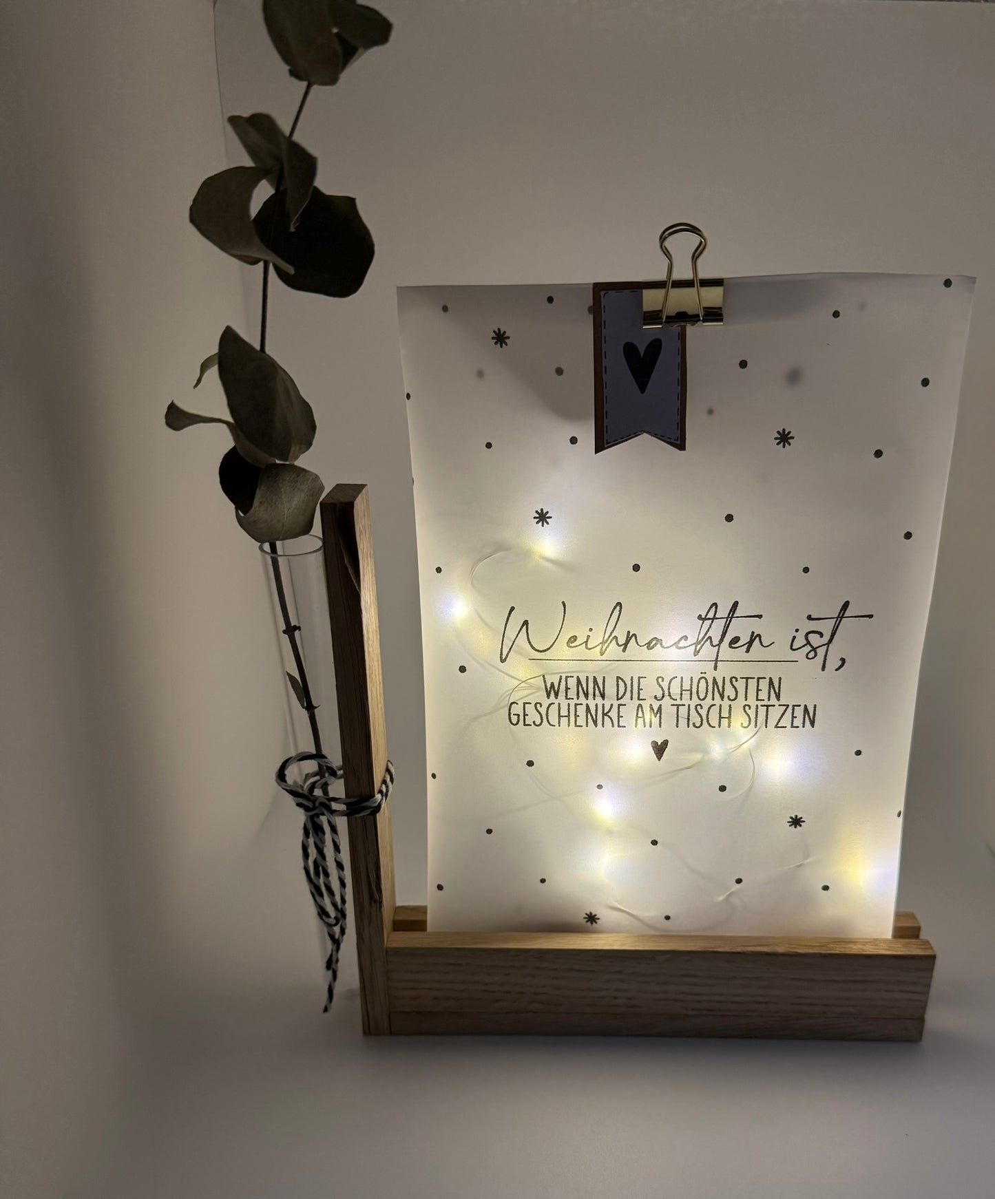 Lichtbild „Weihnachten ist…“ – Warm leuchtende Weihnachtsdeko mit Holzständer & Trockenblume