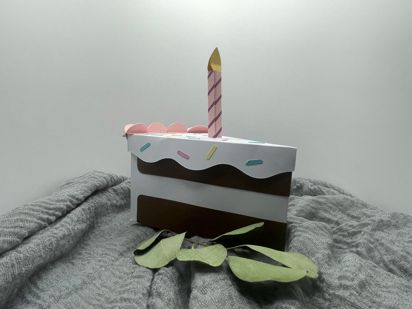 🍰 Kreative Geschenkbox in Kuchenstück-Form – mit Kerze & süßen Details 🎉