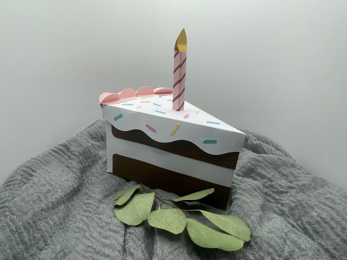 🍰 Kreative Geschenkbox in Kuchenstück-Form – mit Kerze & süßen Details 🎉